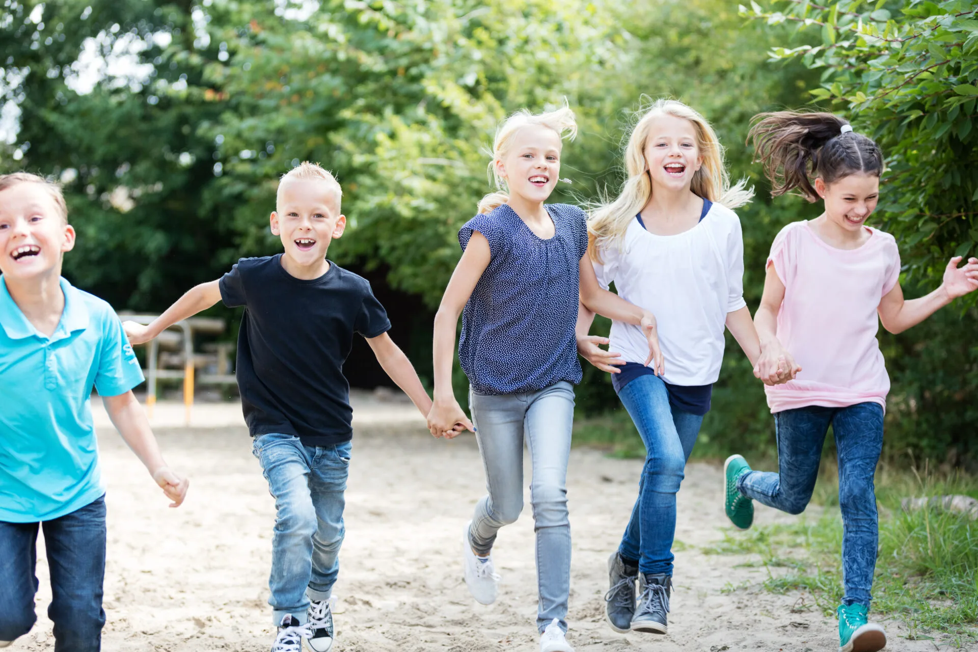 Kinder aus dem Kinderdorf rennen zusammen