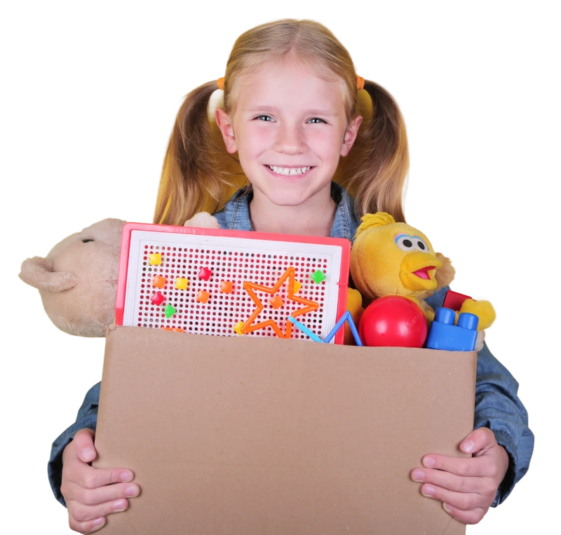 kind mit spielzeugiste in den händen lächelt in die kamera
