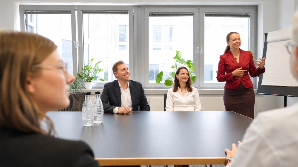 menschen im büro con mip consult bei einer präsention
